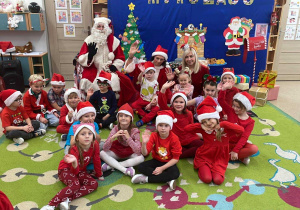 Wynalazcy pozują do zdjęcia z Mikołajem