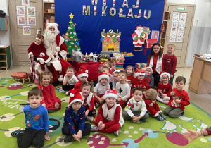 Odkrywcy pozują do zdjęcia z Mikołajem