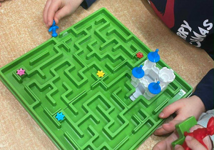 Dzieci grają w nową grę