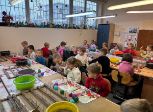 Niezapomniana wycieczka Myślicieli i Wynalazców do fabryki bombek