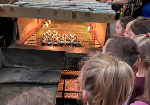 Dzieci podczas warsztatów w fabryce bombek