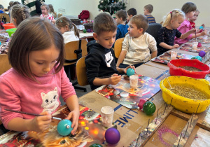 Dzieci podczas warsztatów w fabryce bombek