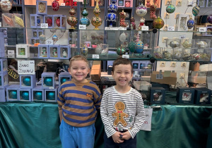 Chłopcy obok sklepiku z bombkami