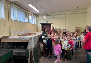 Dzieci podczas warsztatów w fabryce bombek