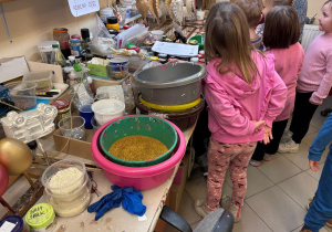 Dzieci podczas warsztatów w fabryce bombek