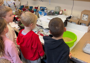 Dzieci podczas warsztatów w fabryce bombek