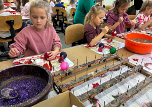 Dzieci podczas warsztatów w fabryce bombek