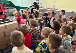 Dzieci podczas warsztatów w fabryce bombek