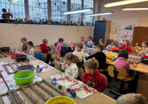 Dzieci podczas warsztatów w fabryce bombek