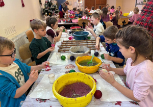 Dzieci podczas warsztatów w fabryce bombek