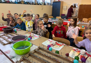 Dzieci podczas warsztatów w fabryce bombek