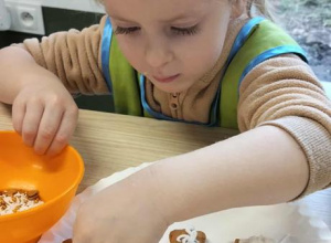 Dziewczyka dekoruje pierniki