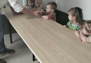 Chłopiec wącha pieprz