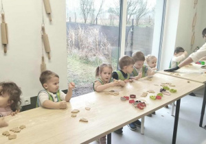 Dzieci wykonują pierniki