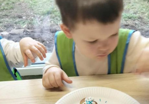 Chłopiec dekoruje pierniki