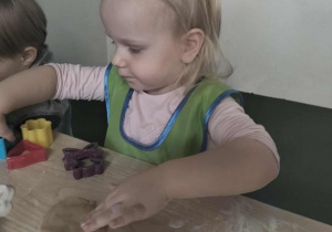 Dziewczynka dekoruje pierniki