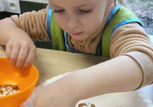 Dziewczynka dekoruje pierniki