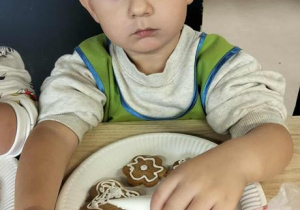 Chłopiec dekoruje pierniki