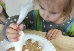 Dziewczynka dekoruje pierniki