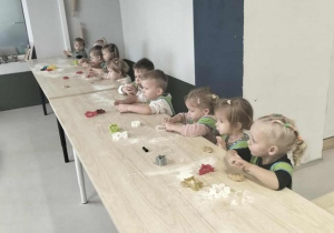 Dzieci wykonują pierniki