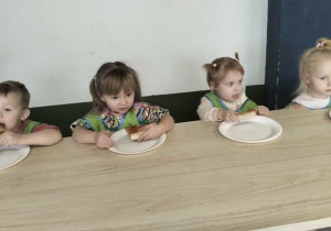 Dzieci jedzą pizzę