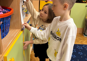 Dzieci mierzą w parach długość 1 metra