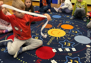 Dzieci poznają na miarce długość 1 metra