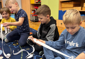 Dzieci mierzą w parach długość 1 metra