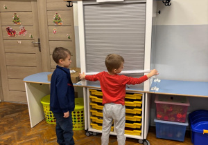 Dzieci mierzą w parach długość 1 metra