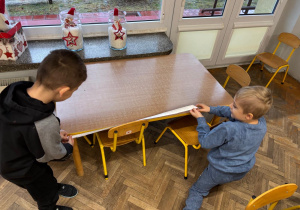 Dzieci mierzą w parach długość 1 metra