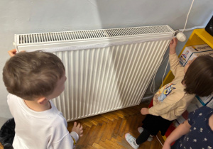 Dzieci mierzą w parach długość 1 metra