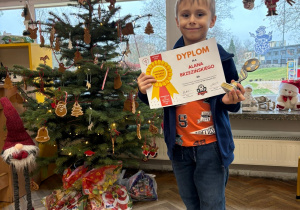 Alan Brzeziński z dyplomem