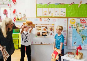 Dzieci słuchają przepisu na piernik