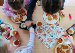Dziewczynki ozdabiają ciastka