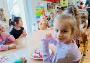 Dzieci ozdabiają pierniki