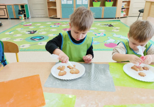 Dzieci podczas warsztatów piernikowych