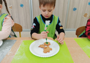 Chłopiec podczas warsztatów piernikowych