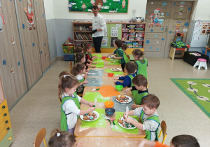 Dzieci podczas warsztatów piernikowych