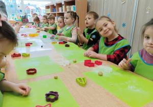 Dzieci podczas warsztatów piernikowych