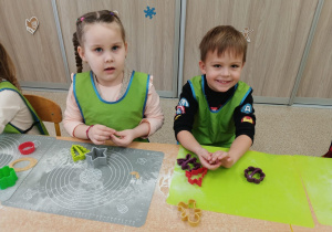 Dzieci podczas warsztatów piernikowych