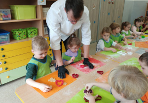 Dzieci podczas warsztatów piernikowych