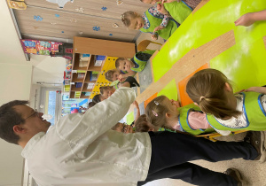 Dzieci podczas warsztatów piernikowych