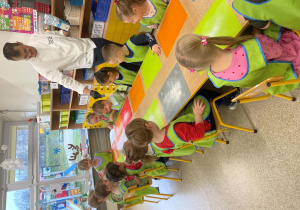 Dzieci podczas warsztatów piernikowych