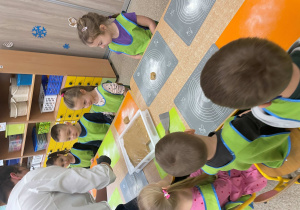 Dzieci podczas warsztatów piernikowych