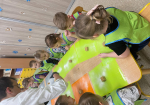 Dzieci podczas warsztatów piernikowych