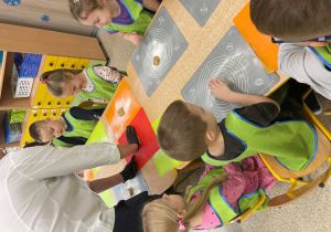 Dzieci podczas warsztatów piernikowych