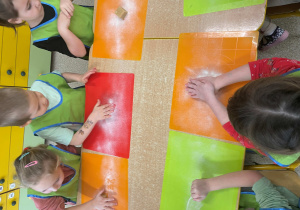 Dzieci podczas warsztatów piernikowych