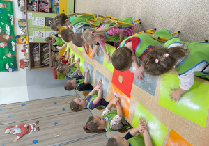 Dzieci podczas warsztatów piernikowych