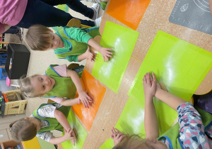 Dzieci podczas warsztatów piernikowych