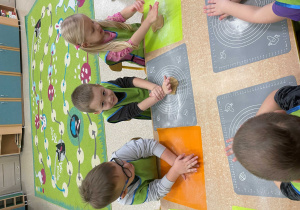 Dzieci podczas warsztatów piernikowych